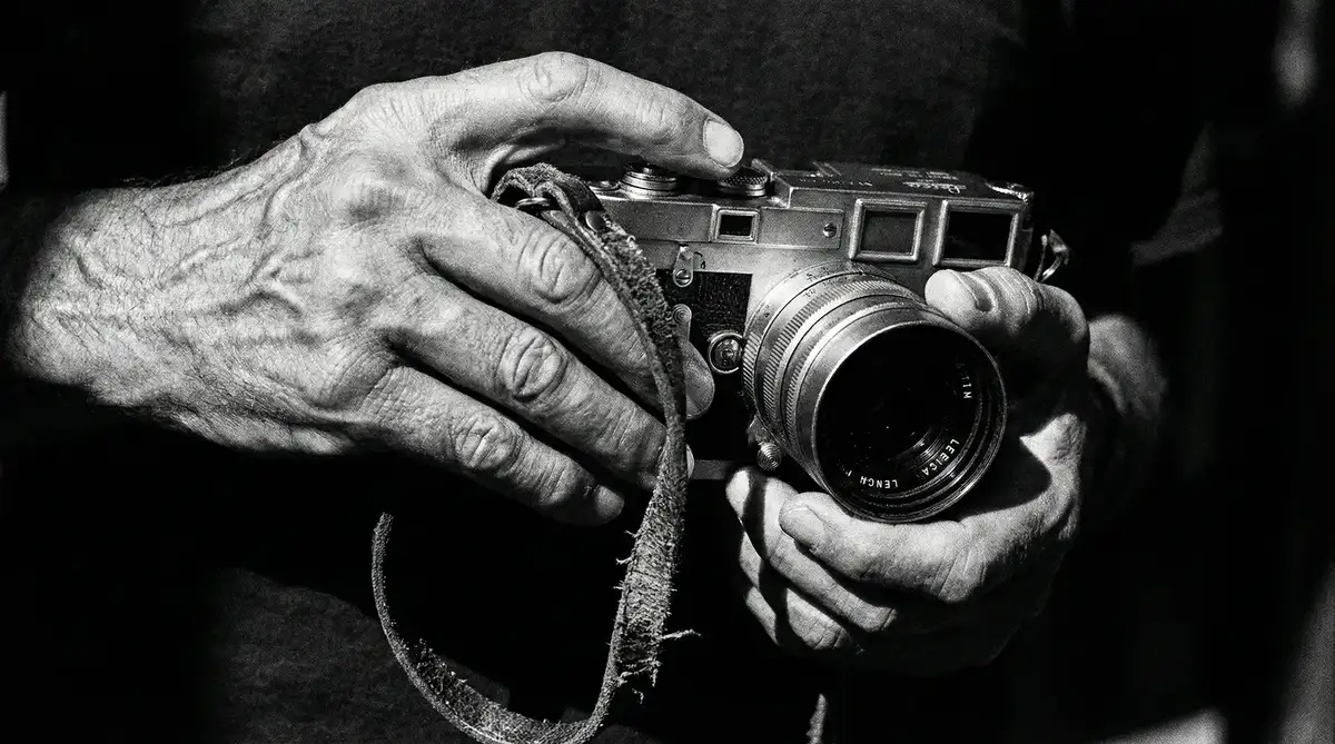 摄影师手持胶片相机的特写